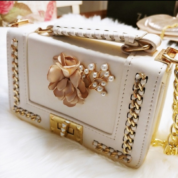 Handbags - Beautiful Unique Cream and Gold Chain Bag